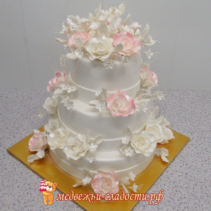 Оформление Свадебного торта украшен белыми розами и ветками с цветами